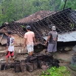 Rumah Misinem, warga Desa Besowo, Kecamatan Kepung, Kabupaten Kediri, yang roboh akibat hujan deras. Foto: Ist