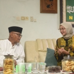 Wali Kota Kediri Vinanda Prameswati saat berbincang dengan Ketua Umum MUI KH. Anwar Iskandar di Ponpes Al-Amien.(Ist).