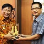 Bupati, Sambari HR dan Wakil Ketua DPRD Salatiga, M. Faturrahman ketika tukar cindera mata. foto: syuhud/BangsaOnline.com