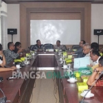 Anggota DPRD Jombang dan Blitar saat membahas penyusunan Raperda, Senin (5/12).
foto: ROMZA/ BANGSAONLINE 
