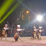 Tim Seni Reog Barongan dari UTM saat tampil di Malaysia.
