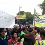 Karyawan PT Pria saat berdemo di pemkab Mojokerto. foto: YUDI EP/ BANGSAONLINE