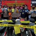 Kapolres Blitar AKBP Leonard M. Sinambela saat menunjukkan tersangka beserta bukti. (foto: ist)