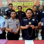 Kedua pelaku usai diperiksa petugas Satreskrim Polresta SIdoarjo, Kamis (1/2).