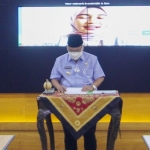 Bupati Situbondo Karna Suswandi saat menandatangani Program Pemulihan Ekonomi Nasional (PEN).