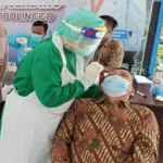 Petugas saat melakukan rapid test antigen salah satu guru. foto: ist.