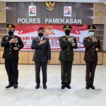 Polres Pamekasan memperingati Hari Bhayangkara ke-75 Tahun 2021 dengan cara sederhana namun penuh makna dengan tetap mempertimbangkan protokol kesehatan untuk mencegah penyebaran virus corona lewat live streaming, di Gedung Ksatria Bhayangkara Mapolres Pamekasan, Kamis (1/7/2021). (foto: ist)