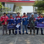 Tim Project Early Work GRR Tuban saat melaksanakan program sosial kepada masyarakat.