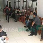 Para Peserta calon pendamping Prodamas saat akan menjalani test di Gedung Universitas Kadiri, Kota Kediri. foto: arif kurniawan/ BANGSAONLINE