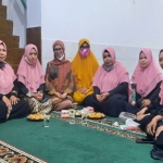 Istri Gus Yani (empat dari kiri) saat hadiri perayaan Tradisi Damar Kurung di Kelurahan Karangturi. (foto: ist)