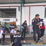 Pengecekan yang dilakukan petugas dari DJKA di Stasiun Madiun.
