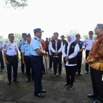 Gubernur Khofifah saat hendak melakukan penebaran benih melalui udara atau Aeroseeding di wilayah terdampak karhutla Arjuno-Welirang.