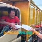 ajari Kabupaten Kediri, Pradhana Probo Setyarjo saat ikut membagikan takjil kepada pengguna jalan. Foto: Muji Harjita/BANGSAONLINE