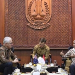 Gubernur Jatim Khofifah Indar Parawansa saat menerima mantan Perdana Menteri ke-29 Australia Malcolm Turnbull di Gedung Negara Grahadi pada Jumat (27/9) sore. foto: istimewa/ bangsaonline.com