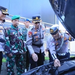 Kabag Ops Polres Kediri Kota, Kompol Iwan Setyo Budhi, dan jajaran saat mengecek kondisi mesin mobil patroli. Foto: Ist
