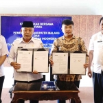 Bupati Malang saat menunjukkan MOU yang telah ditandatangani dengan PT Milion Limbah Indonesia.