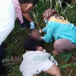 Petugas saat melakukan evakuasi korban dari tegalan warga. foto: SYUHUD/ BANGSAONLINE
