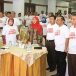 Gubernur Jatim Khofifah Indar Parawansa hadir pada acara Deklarasi Bersama Penyelamatan Aset Negara sekaligus Penyerahan Aset Negara Yayasan Kas Pembangunan (YKP) ke Pemkot Surabaya, di Kantor Kejaksaan Tinggi Jatim, Surabaya. foto: ist