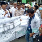 Pengunjuk rasa yang meminta sekdakab Sampang H Puthut Budi Santoso SH mundur.