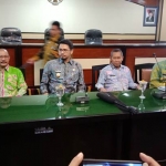 Wakil Walikota Raharto Teno Prasetyo menggelar konferensi pers.