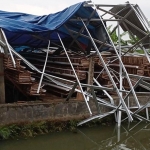 Kandang ayam milik Markito warga Dusun Plampangan Desa Jugo, Kecamatan Kesamben, roboh usai diterjang angin kencang.