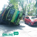 Kondisi truk sebelum dievakuasi. foto: Rony/bangsaonline