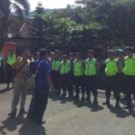 Tiga orator pendemo saat menyampaikan orasinya secara bergantian di depan kantor Dinas PU Trenggalek. foto: Herman/ BANGSAONLINE 