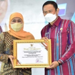 Bupati Lamongan, Yuhronur Efendi, saat menerima penghargaan dari Gubernur Jawa Timur, Khofifah Indar Parawansa.