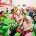 Gubernur Khofifah saat Halal Bihalal dengan para driver ojek online perempuan di kediamannya Jalan Jemursari Surabaya. Acara itu digelar pada Selasa (1/4/2025) sore. Foto: Humas Pemprov Jatim