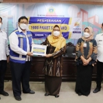 Wabup Bu Min saat menerima bantuan 1.000 paket sembako dari Direktur Utama PT. JSM, Widiyatmiko Nursejati. foto: SYUHUD/BANGSAONLINE