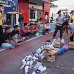 Tujuh pelaku berikut ratusan petasan yang berhasil diamankan petugas Polres Bangkalan.