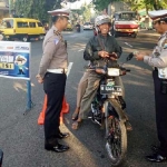 Kaur Regident Iptu Yudhi Anugrah Putra. SIK., MH didampinggi Iptu Gede Sukaana saat memeriksa kelengkapan pengendara.