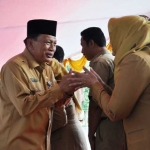 Bupati Sambari menyalami satu per satu ASN maupun masyarakat yang hadir dalam acara halal bihalal. foto: SYUHUD/ BANGSAONLINE