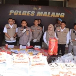 Konferensi pers terkait jaringan pemalsu beras Bulog di Mapolres Malang.