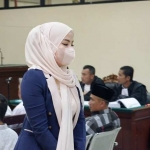 Ayu Khoirunita, Istri Muda Bupati Bangkalan, saat menjadi saksi dalam sidang kasus korupsi suaminya.