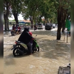 Kondisi banjir luapan Kali Lamong yang merendam wilayah Kecamatan Benjeng, Sabtu (13/10). foto: SYUHUD/ BANGSAONLINE