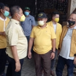 Ketua DPD Golkar Jatim Sarmuji didampingi Ketua Golkar Gresik Ahmad Nurhamim dan Ketua Fraksi Golkar DPRD Jatim Kodrat Sunyoto saat pembelian beras di Desa Laban, Menganti. (foto: SYUHUD/ BANGSAONLINE)