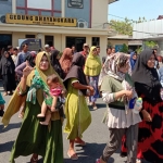 Ratusan warga Desa Branta Pesisir, Kecamatan Tlanakan, Kabupaten Pamekasan, saat mendatangi Mapolres Pamekasan untuk menyampaikan protes. 