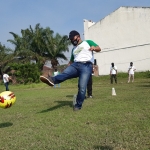 MENCOBA: Bambang Haryo Soekartono (BHS) menendang bola di sela dialog bersama pengelola klub dan SSB, di lapangan Sepande, Minggu (12/7). foto: MUSTAIN/ BANGSAONLINE