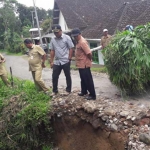 Salah satu temuan komisi III itu diantaranya longsor yang menyebabkan penyempitan badan jalan