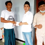 Gus Barra memberikan santunan kepada Imam Safii, suami dari almarhumah Rukmini.