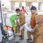 Petugas saat melakukan pengawasan di salah satu SPBU. Foto: Ist.