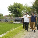 Bupati Kediri Hanindito Himawan Pramana (baju putih) saat meninjau lahan pertanian yang menggunakan pupuk organik didampingi Plt. Kepala Dispertabun Kabupaten Kediri Anang Widodo. Foto: Ist.