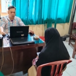 Korban PH saat membuat laporan di Polsek Palengaan, Kabupaten Pamekasan