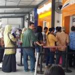 Antrean calon penumpang menginden tiket di Stasiun Mojokerto, Selasa (21/6). foto: YUDI EP/ BANGSAONLINE