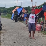 Kondisi pengungsian di atas Tanggul Sungai Brantas. (foto: AAN AMRULLOH/ BANGSAONLINE)