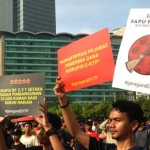 Sejumlah poster berisi tuntutan dibawa peserta aksi Gerakan Sapu Koruptor e-KTP di area Car Free Day di kawasan MH Thamrin, Jakarta (19/3).