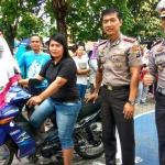 Salah satu peserta simulasi ujian praktek SIM foto bersama Kapolres dan Kasatlantas Sidoarjo.