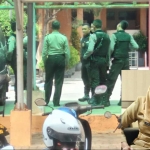 Sejumlah polisi bersenjata lengkap mengamankan BLP Kota Pasuruan saat mengumumkan penentapan pemenang lelang. Inset, Kepala BLP Kota Pasuruan, Nyoman Swasti.