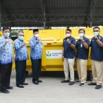 Pgs. SVP Teknologi Petrokimia Gresik, Bambang Ariwibowo mewakili direksi bersama Kepala DLH Gresik, Mokh. Najikh usai penyerahan bantuan kontainer sampah. foto: ist.